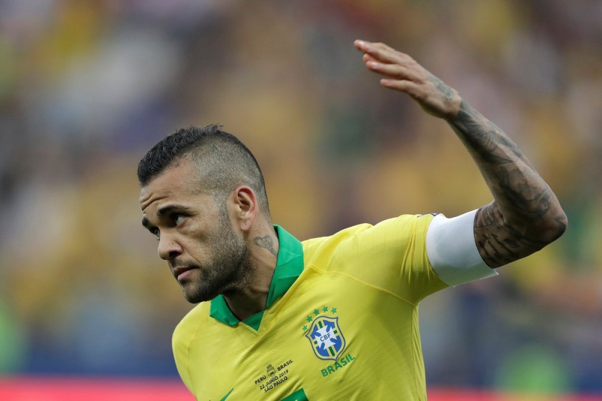 Barcelona mostra interesse em retorno de Daniel Alves