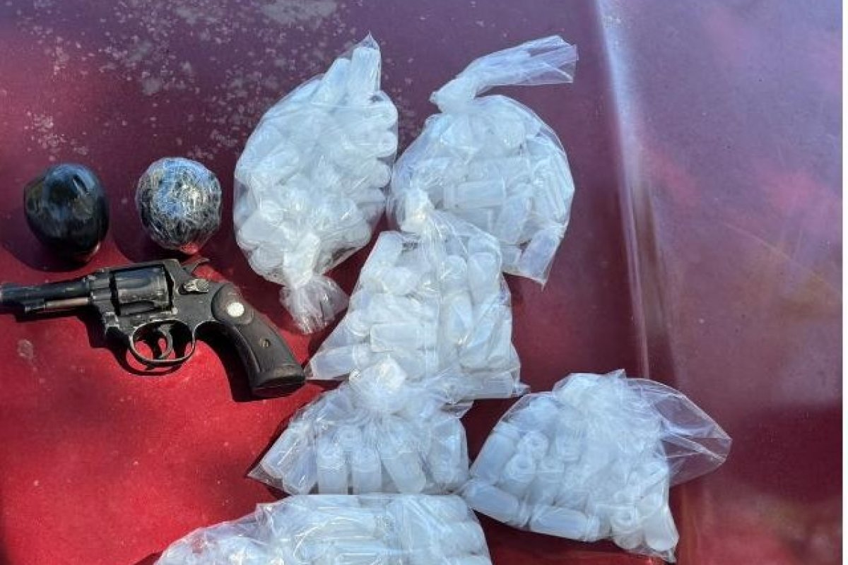 Explosivos, drogas e arma são apreendidos com integrantes de torcida organizada em Salvador