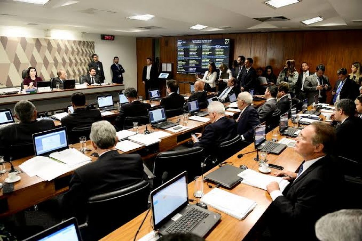 CCJ do Senado vota para extinguir fundos públicos