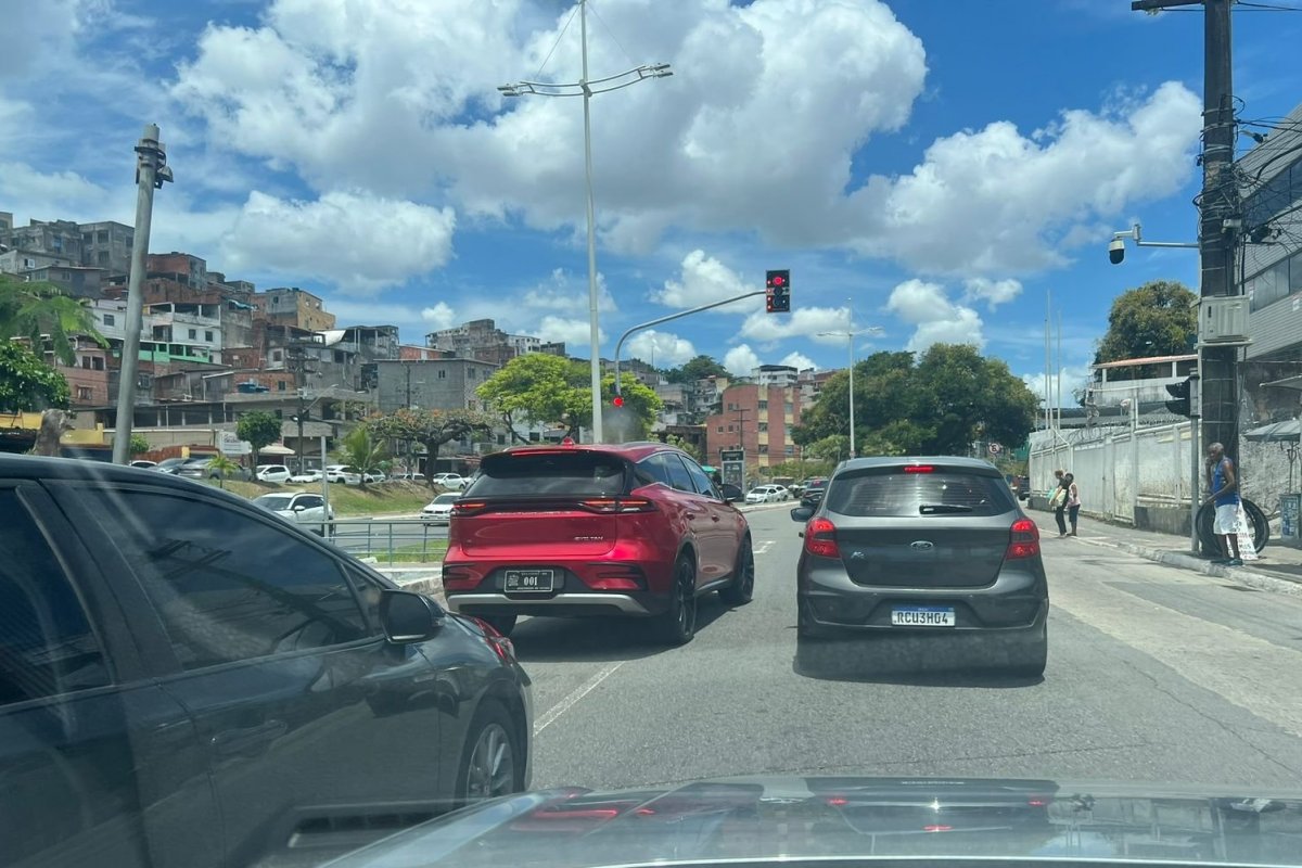 Carros da comitiva de Jerônimo Rodrigues ultrapassam sinal vermelho na altura da Federação 