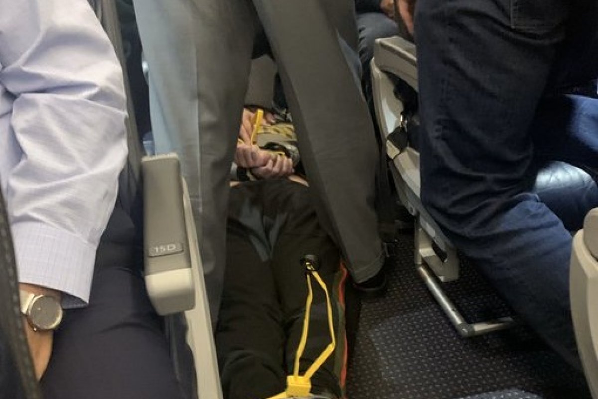 Passageiro é contido por policiais após tentar abrir porta de avião durante voo