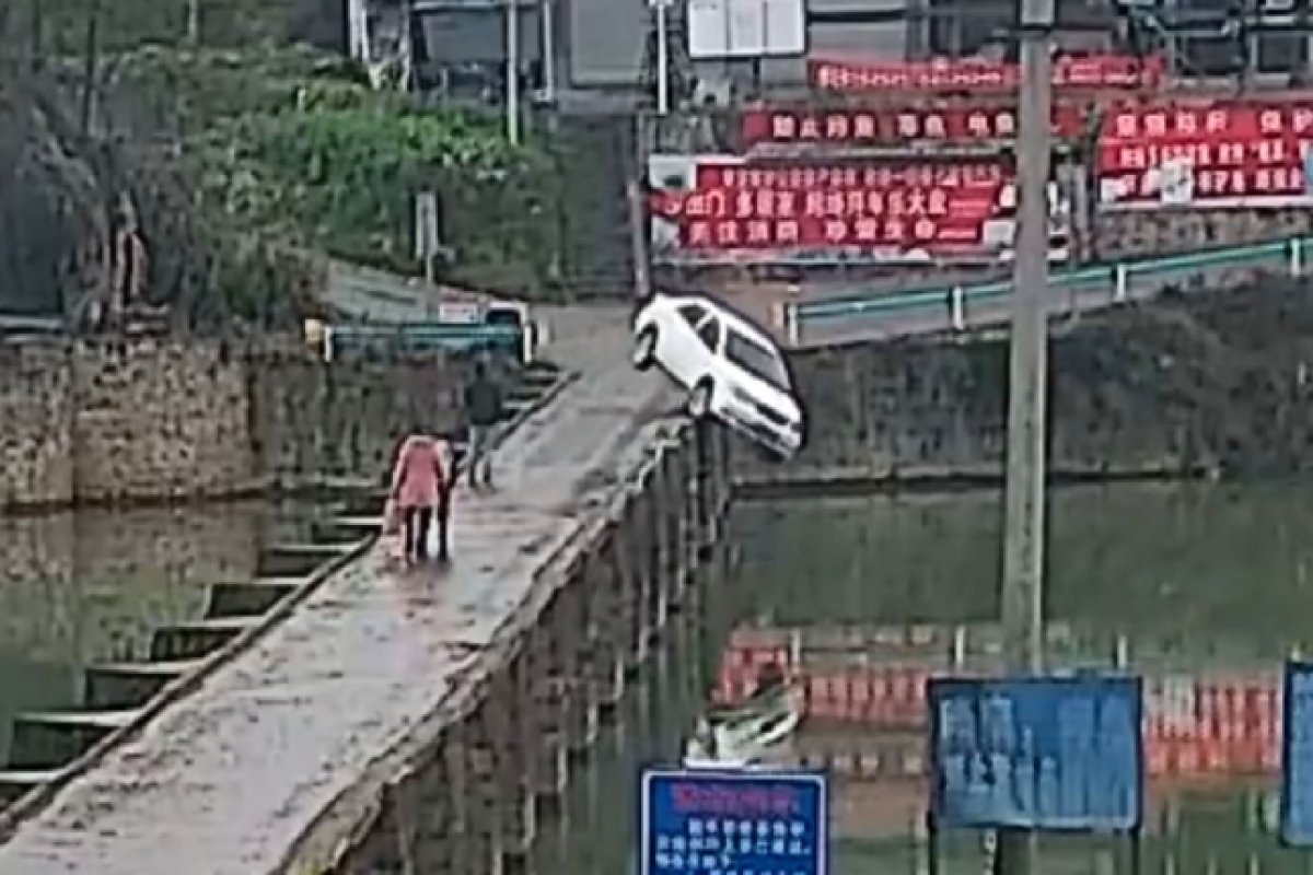 Chinês cai com o carro em um rio dez minutos após tirar a primeira habilitação
