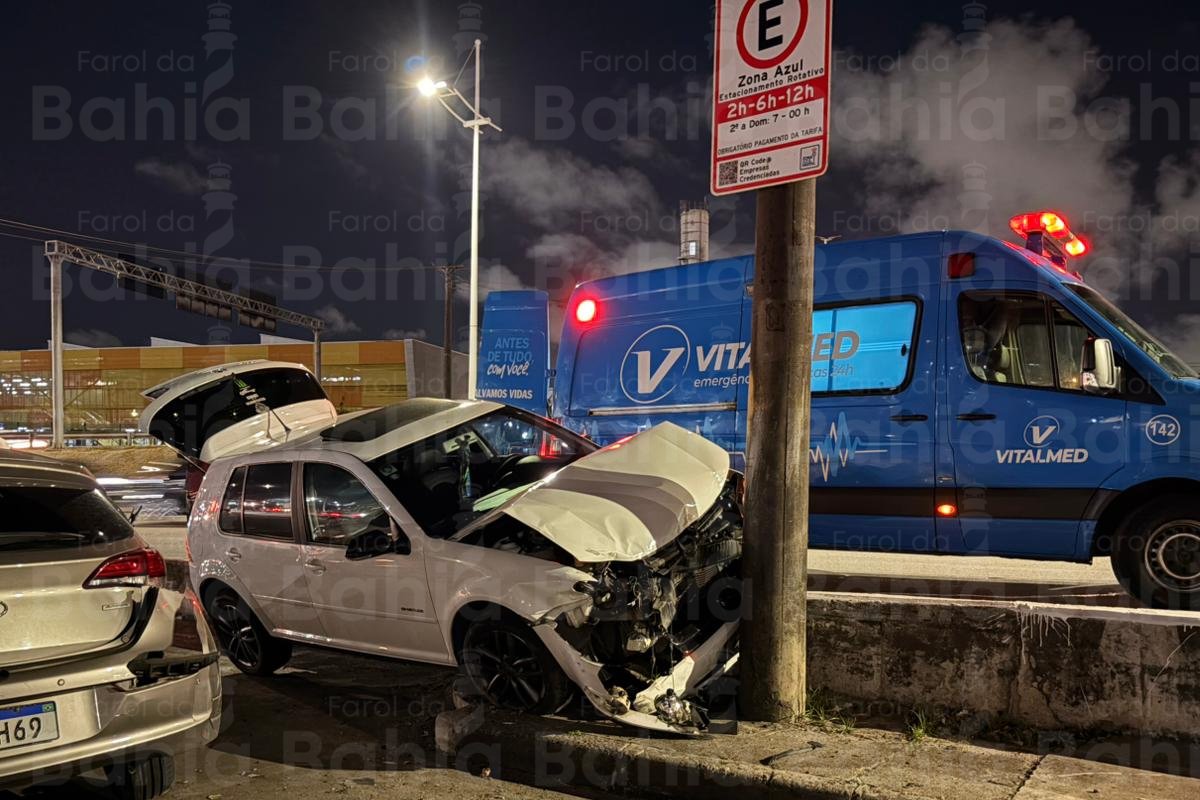 Motorista atropela ciclista e colide com poste no Caminho das Árvores