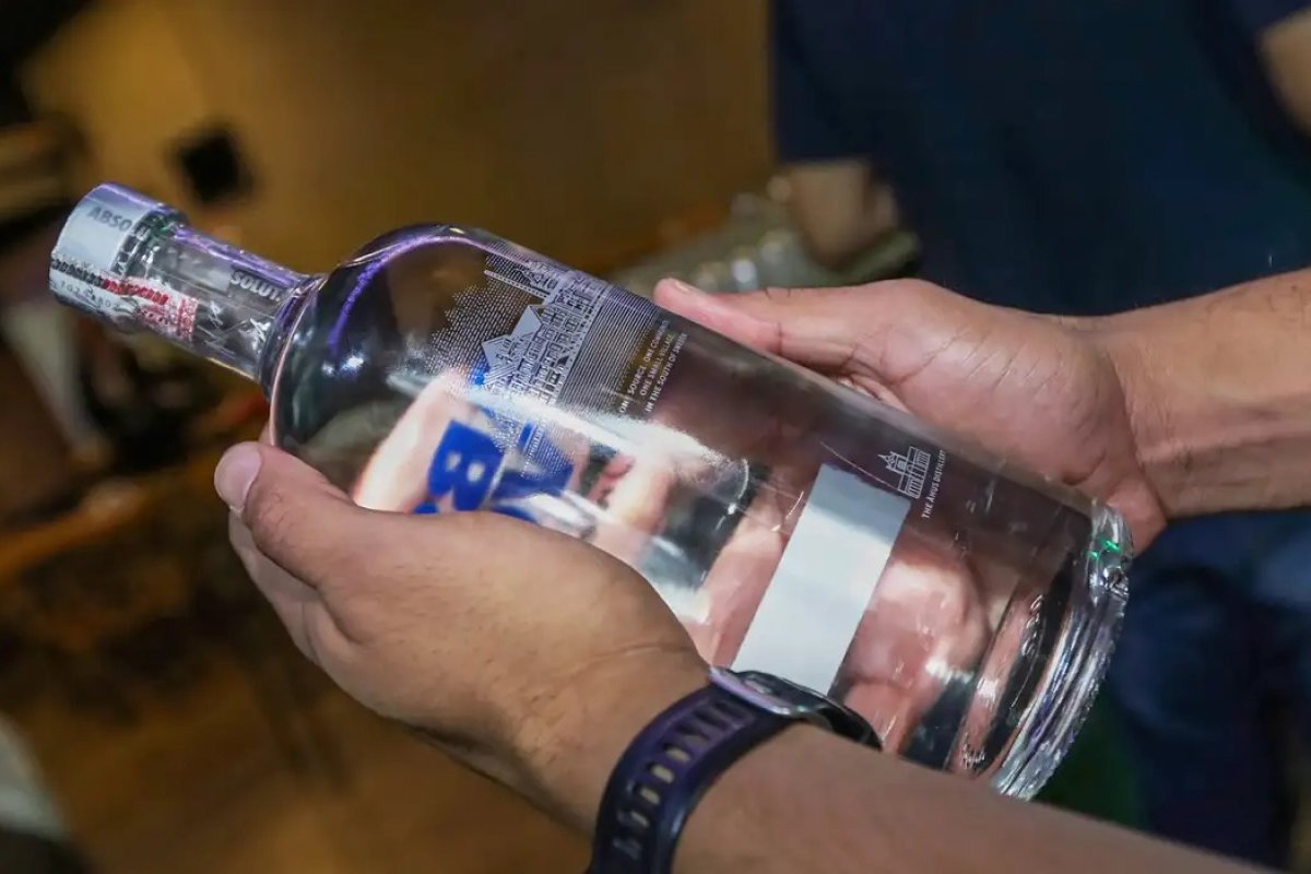 Bebidas adulteradas com metanol tinham mesmo preço de garrafas originais, diz delegada