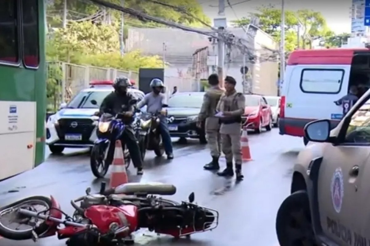 Motociclista morre após acidente envolvendo carro e micro-ônibus da Ufba em Salvador
