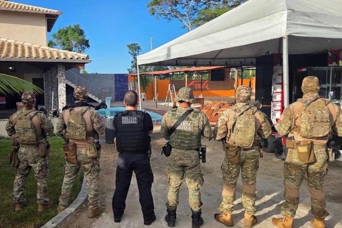 PF cumpre mandados de busca e apreensão contra grupo acusado de tráfico de drogas no extremo sul baiano