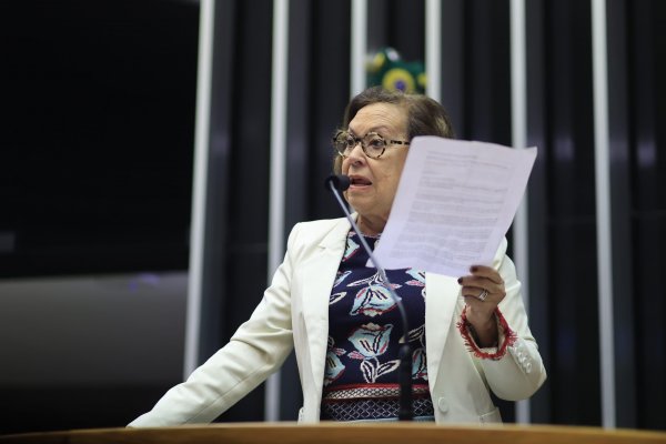 [Vídeo: Lídice da Mata cobra solução para demora de colonoscopia na rede municipal de Salvador]