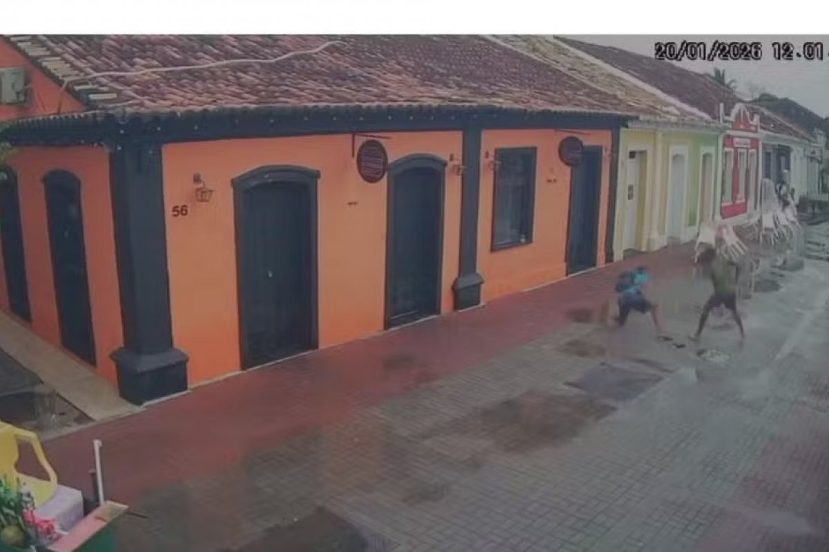 Vídeo: homem é preso suspeito de agredir e matar pessoa em situação de rua com barra de ferro no sul da Bahia