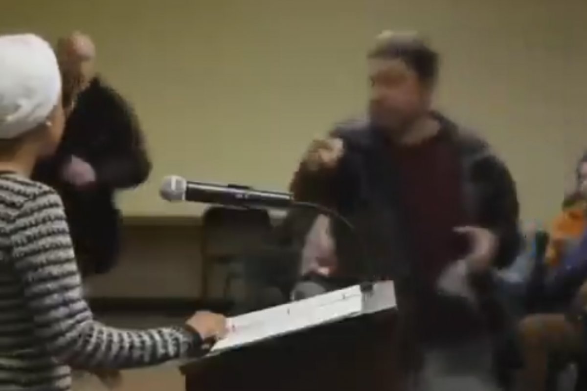 Vídeo: homem ataca opositora de Trump com seringa contendo líquido em Minneapolis