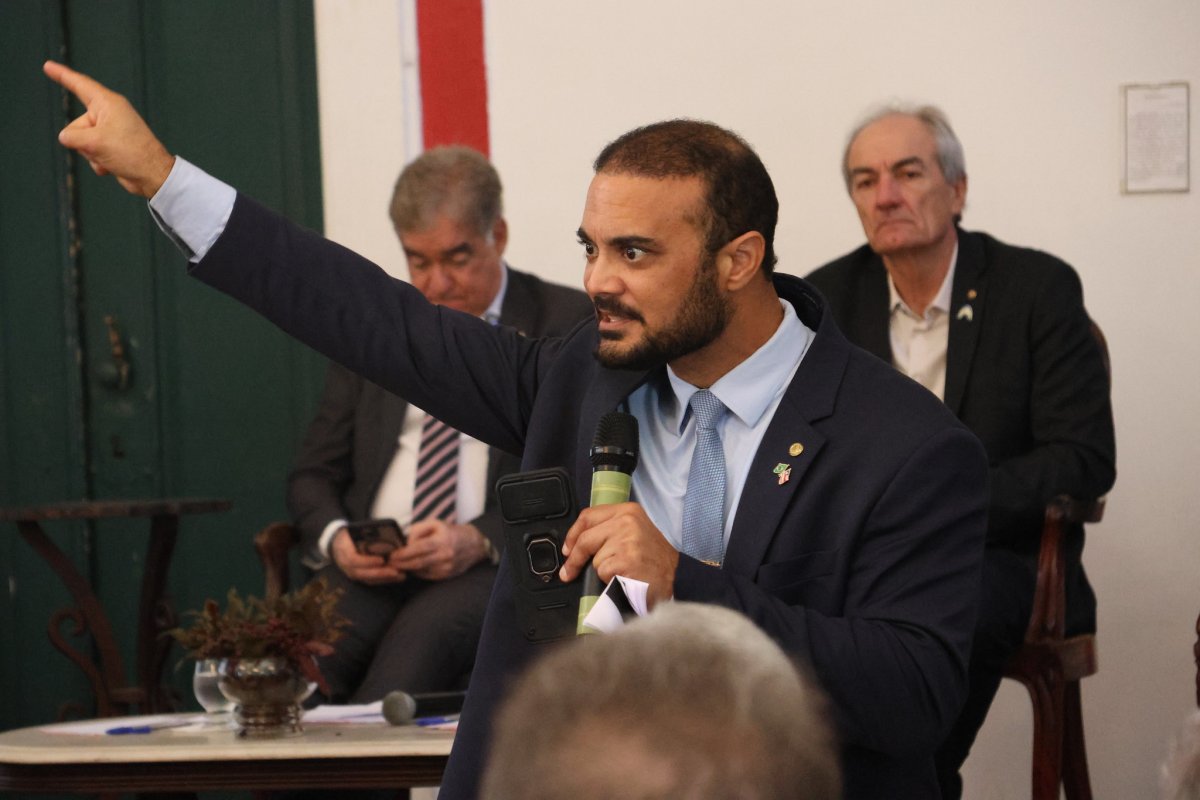 “Democracia não pode conviver com encontros às sombras”, diz Alden sobre reunião de Lula com dono do Banco Master