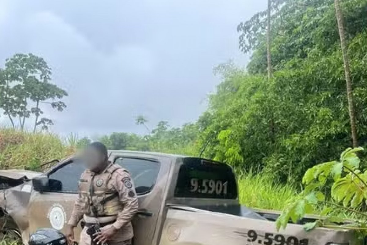 PMs ficam feridos após viatura capotar durante perseguição na Região Metropolitana de Salvador