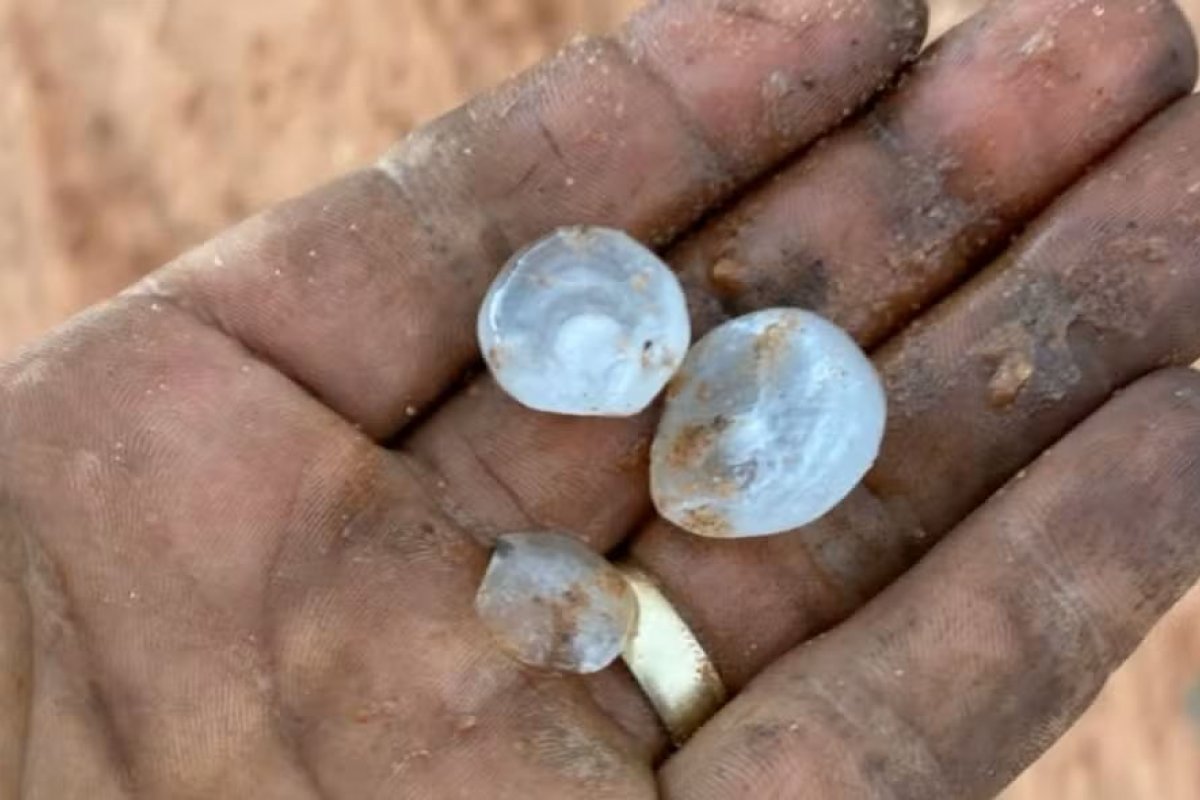 Chuva de granizo atinge a cidade de Luís Eduardo Magalhães, na Bahia