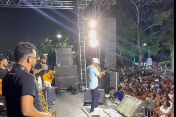 [Vídeo: Cantor Unha Pintada deixa palco durante show devido a dor de barriga]