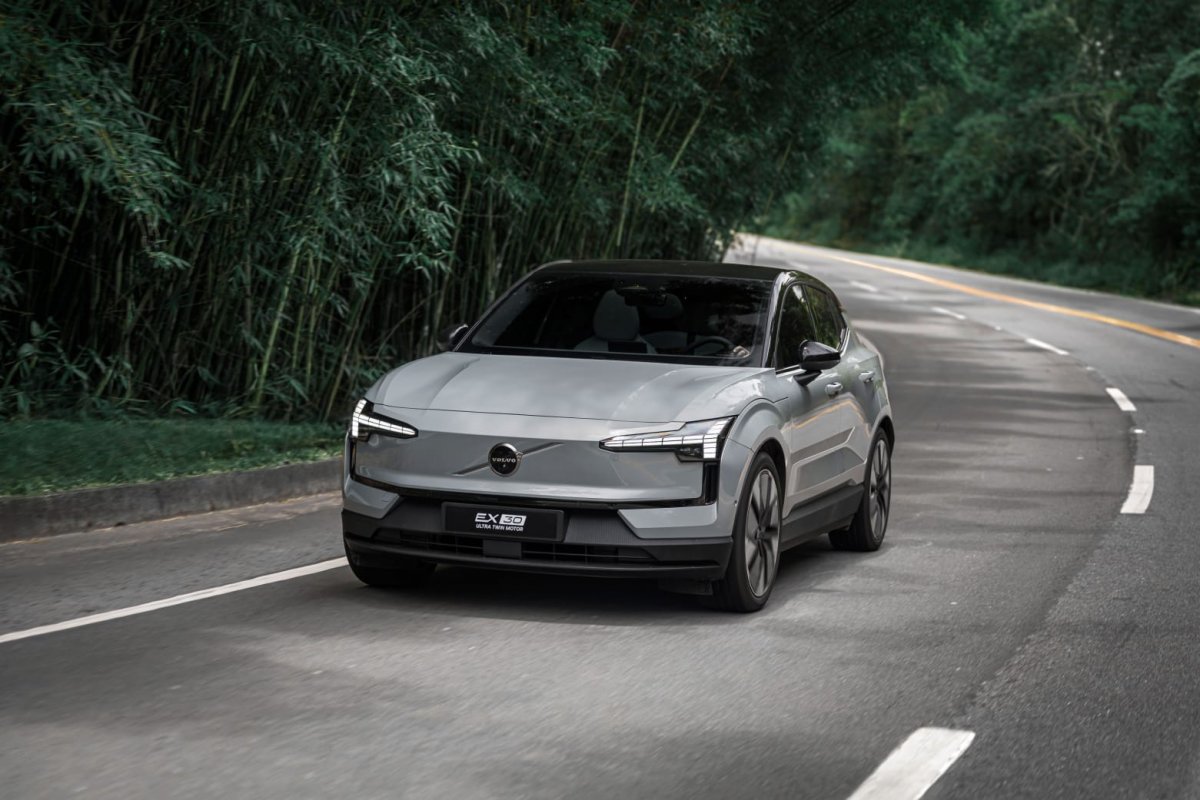 Lançamento: Farol da Bahia testa nova versão do EX30 com dois motores elétricos 