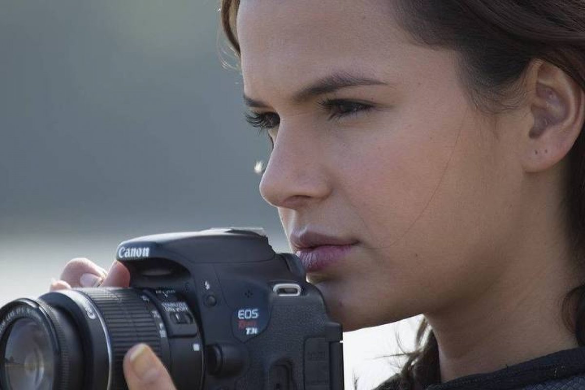 Bruna Marquezine vive primeira protagonista dela no cinema em ‘Vou Nadar Até Você’