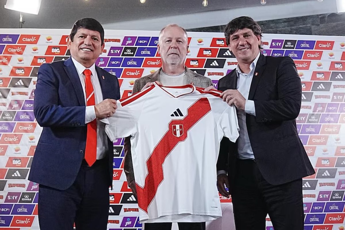 Mano Menezes assume comando técnico da seleção do Peru por 4 anos