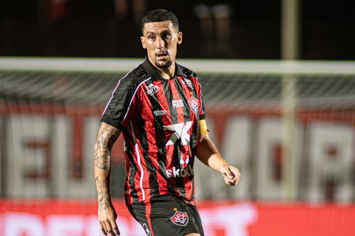 Baralhas estreia no Brasileirão 2026 com gol decisivo e alcança marca histórica no Vitória