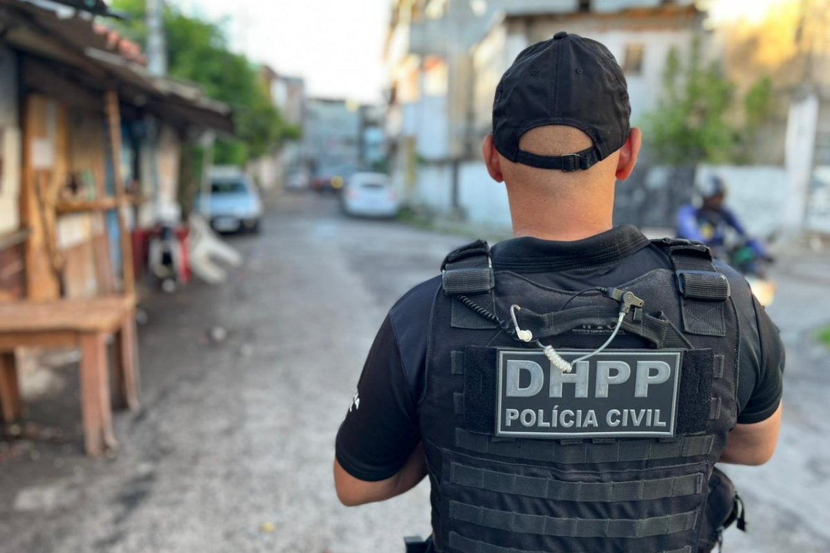 Mulher é presa por tentativa de homicídio após envenenar homem em restaurante