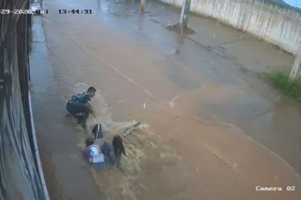[Vídeo: tia e sobrinha são arrastadas por enxurrada após forte chuva em Goiás]