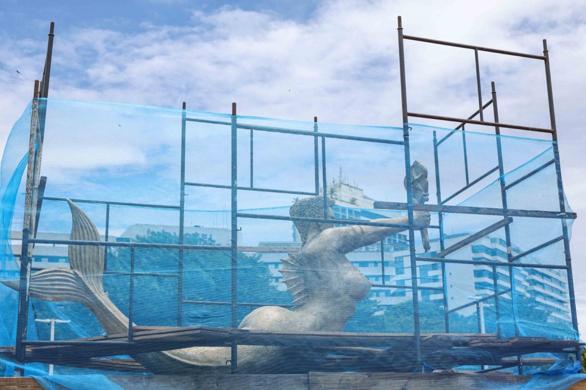 Escultura A Sereia do Rio Vermelho passa por restauração antes da Festa de Iemanjá