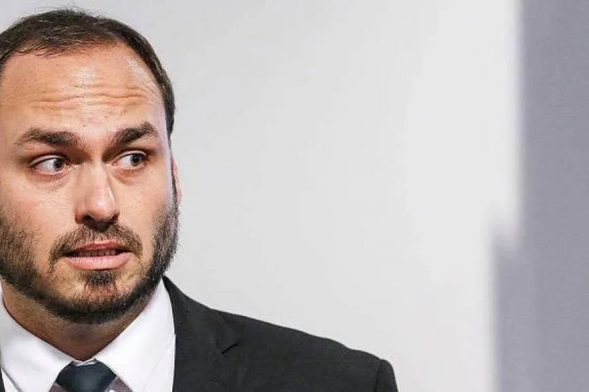 Carlos Bolsonaro diz que o pai está 'abatido, apático e soluçando' e culpa Mauro Cid