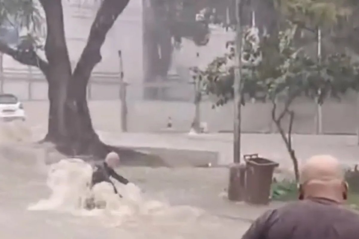 Vídeo: homem é arrastado por enxurrada durante forte temporal na Bahia