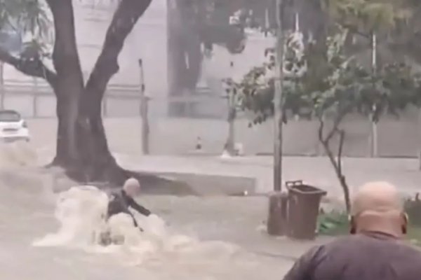 [Vídeo: homem é arrastado por enxurrada durante forte temporal na Bahia]