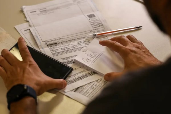 [Salário mínimo de R$ 1.621 começa a ser pago nesta segunda]