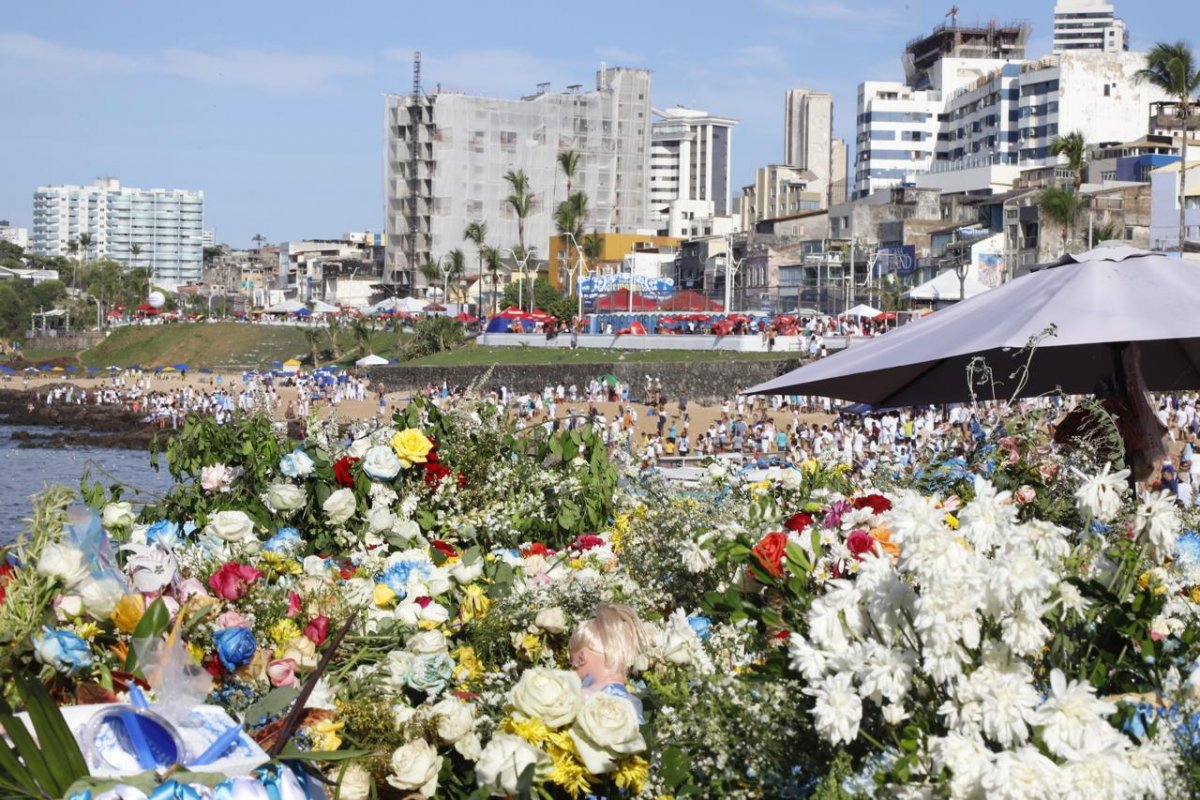 FOTOS: Confira registros do Farol da Bahia na festa de Iemanjá