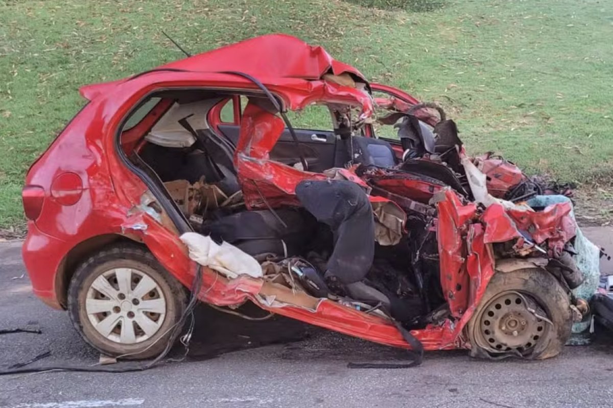 Colisão entre carro e carreta deixa cinco mortos em rodovia de Goiás 