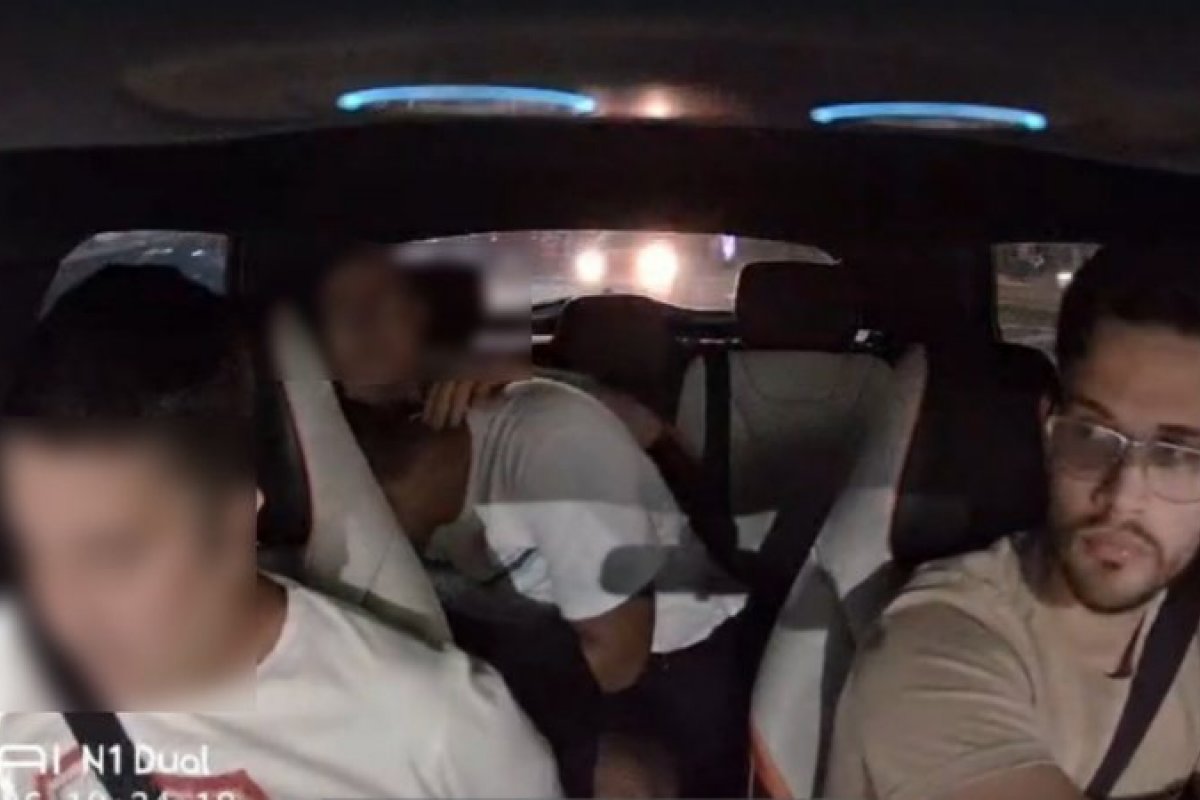 Casal faz sexo oral em carro por aplicativo e motorista é agredido após reclamar