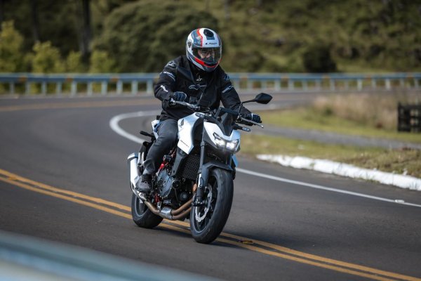 [Farol da Bahia testa a nova Hornet CB750 2026]