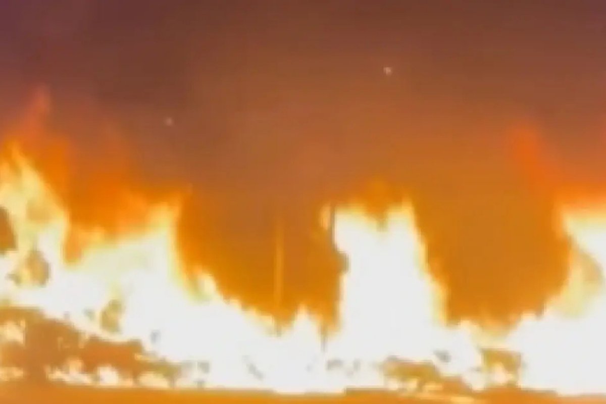 Vídeo: ponto de coleta em Vilas do Atlântico é atingido por incêndio