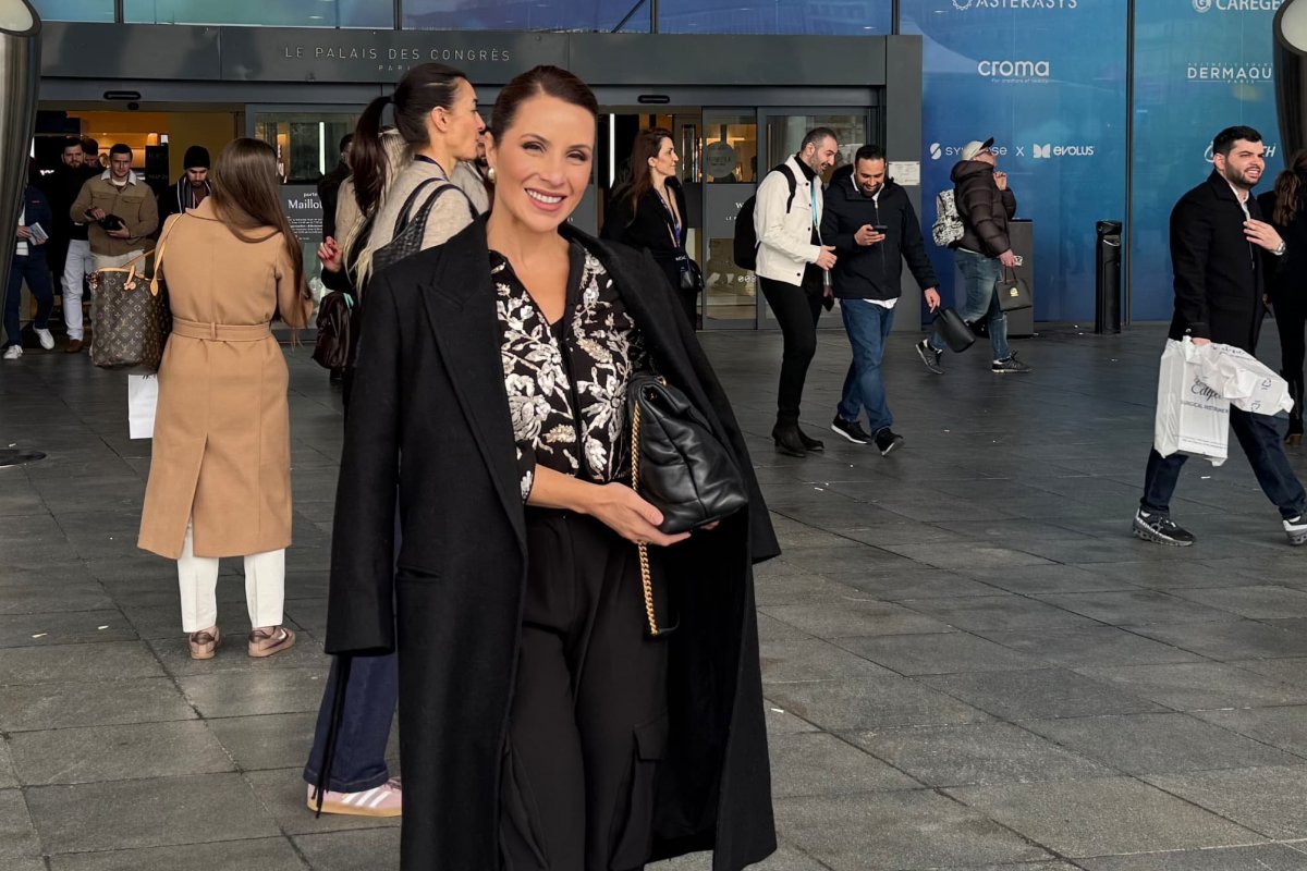 Baiana ministra palestra em Paris no maior congresso internacional de dermatologia e estética!