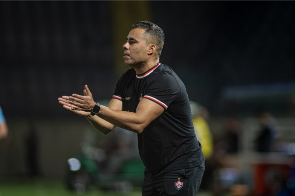 [Após derrota por goleada, Jair Ventura aponta falta de imposição e já projeta reação do Vitória contra o Flamengo]
