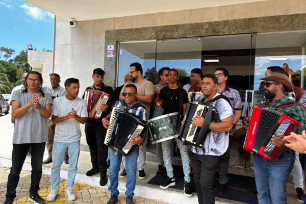 [Vídeo: forrozeiros se reúnem na UPB para exigir mínimo de 50% das contratações de artistas locais nos festejos juninos ]
