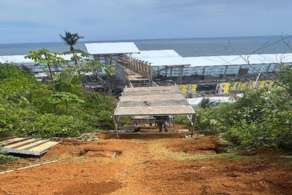 Justiça determina interdição de passarela construída em área de preservação para acesso a camarote no Carnaval