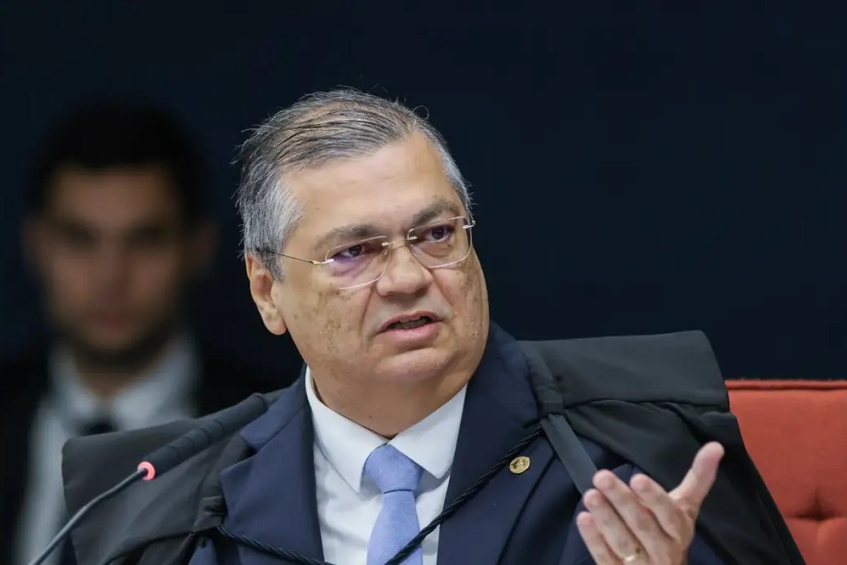 Dino suspende “penduricalhos” e critica auxílios como “peru” e “panetone” no serviço público