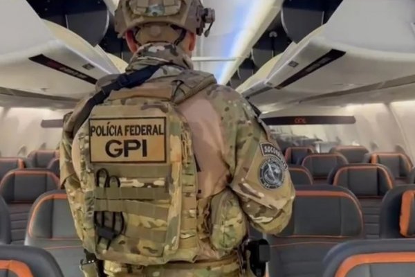 [PF encontra artefato suspeito em avião após voo do Rio para Macapá]