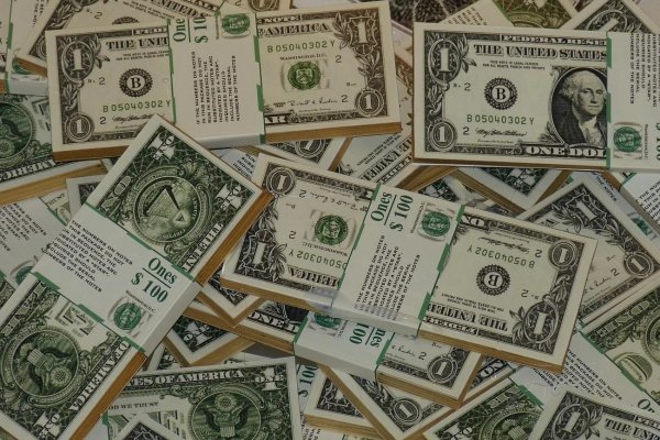 [ Dólar fecha estável e Bolsa avança com entrevista de Lula e dados dos EUA no radar]