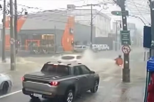 [Motociclista é arrastado por enxurrada em Vitória da Conquista ]