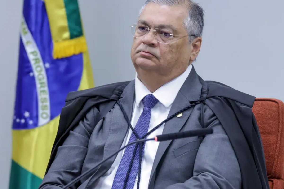 Dino manda suspender “penduricalhos” ilegais e dá prazo para revisão nos Três Poderes