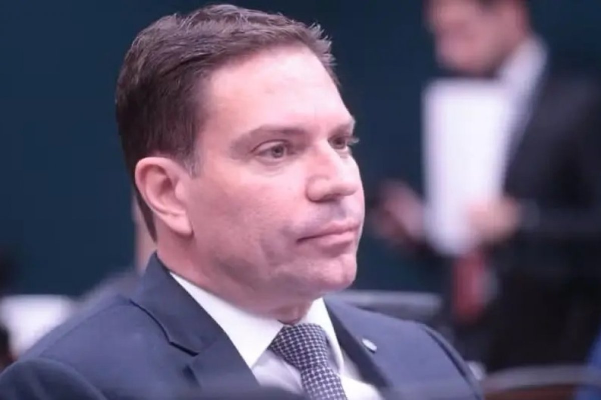 Foragido, Ramagem é interrogado por videoconferência após Moraes retomar processo suspenso