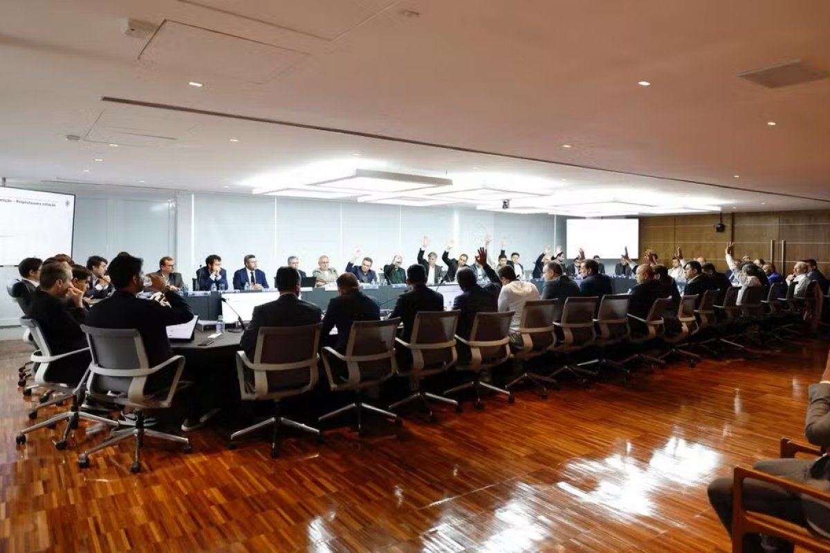 CBF informa a clubes que discutirá diminuição de rebaixamentos e acessos no Brasileirão