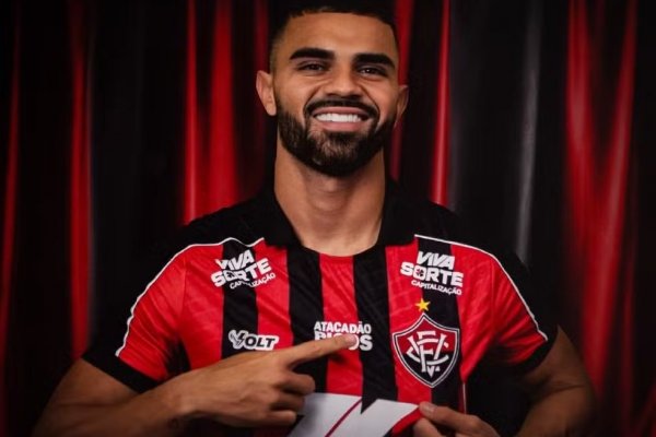 [Vitória anuncia contratação do atacante Lucas SIlva ]