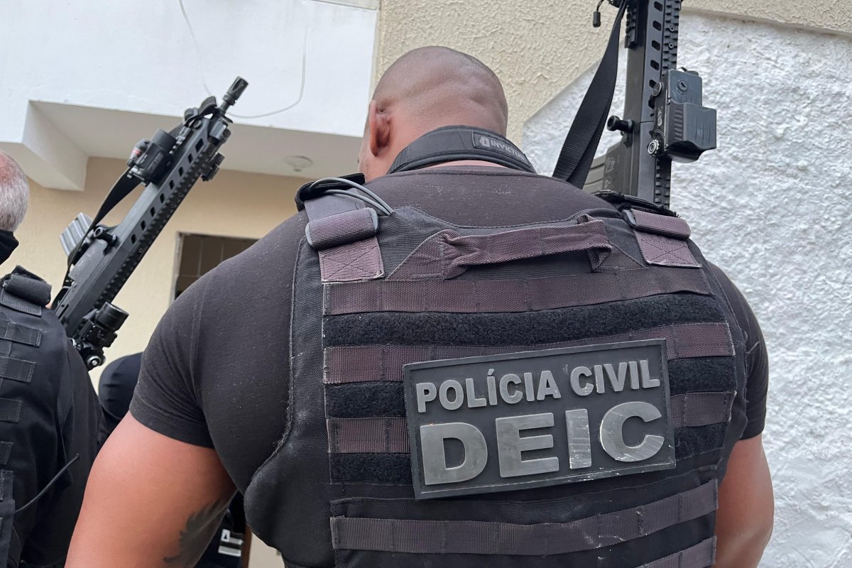 Polícia prende suspeito de fabricar submetralhadoras artesanais em Salvador