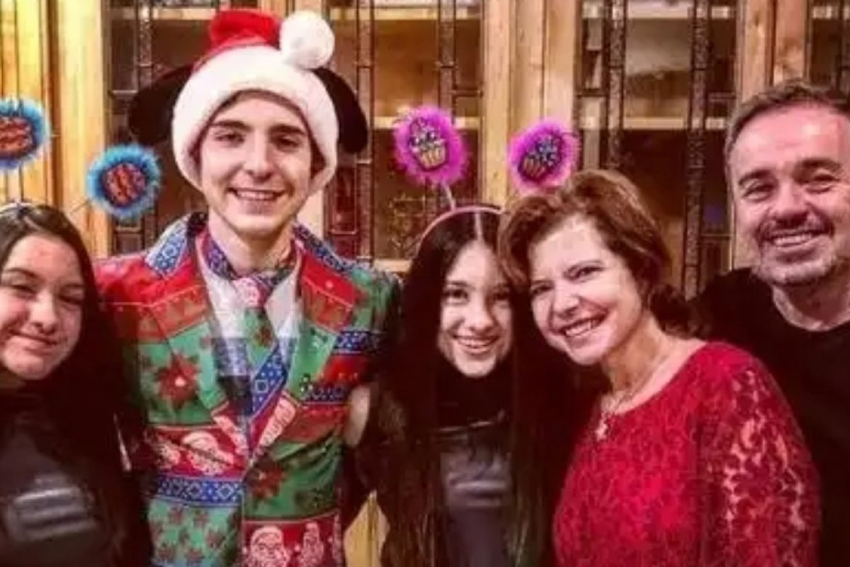 Caso Gugu Liberato: Advogados de Rose anexam 75 fotos dela com o apresentador em processo