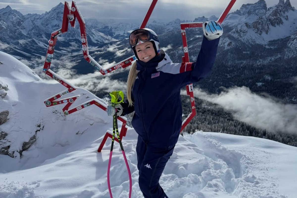 Campeã olímpica sofre queda grave no esqui e é resgatada por helicóptero