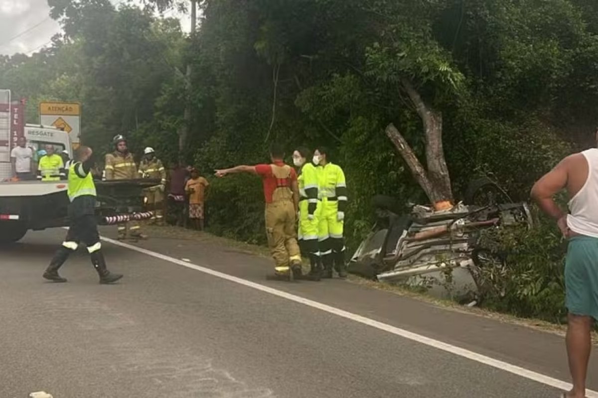 Grave acidente provoca quatro mortes e deixa uma pessoa ferida em Praia do Forte