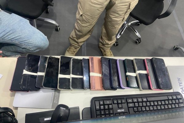 [Mulher é presa pela PM com 15 celulares durante Furdunço em Salvador ]